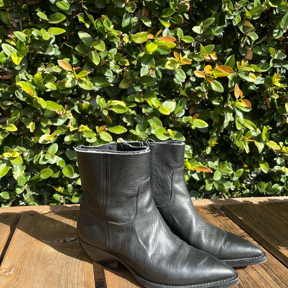 Yves Saint Laurent Black Ankle Boots Sleek Leather Design